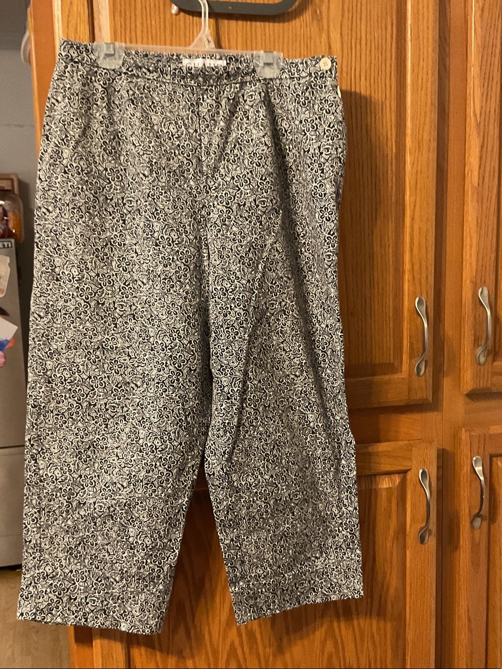 Chaus Black and White Printed Capris size 12 ladies